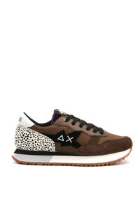 Sneaker sportivo marrone realizzato in materiali scamosciati e tessili, con un accento a motivi bianchi e neri, logo nero e suola in gomma.