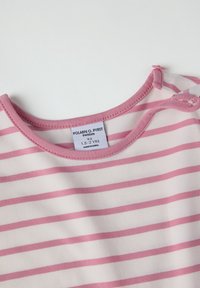 Korte mouw shirt van zachte katoen, met horizontale roze en witte strepen, ronde hals en knoopsluiting op één schouder.