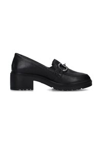 Mocassino in pelle nera con punta arrotondata e un accentuazione decorativa in metallo circolare. Suola in gomma spessa con leggero tacco a blocco.