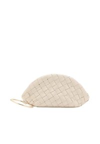 Borsa a pochette beige intrecciata con una forma curva e un manico ad anello dorato, poggiata su uno sfondo neutro.