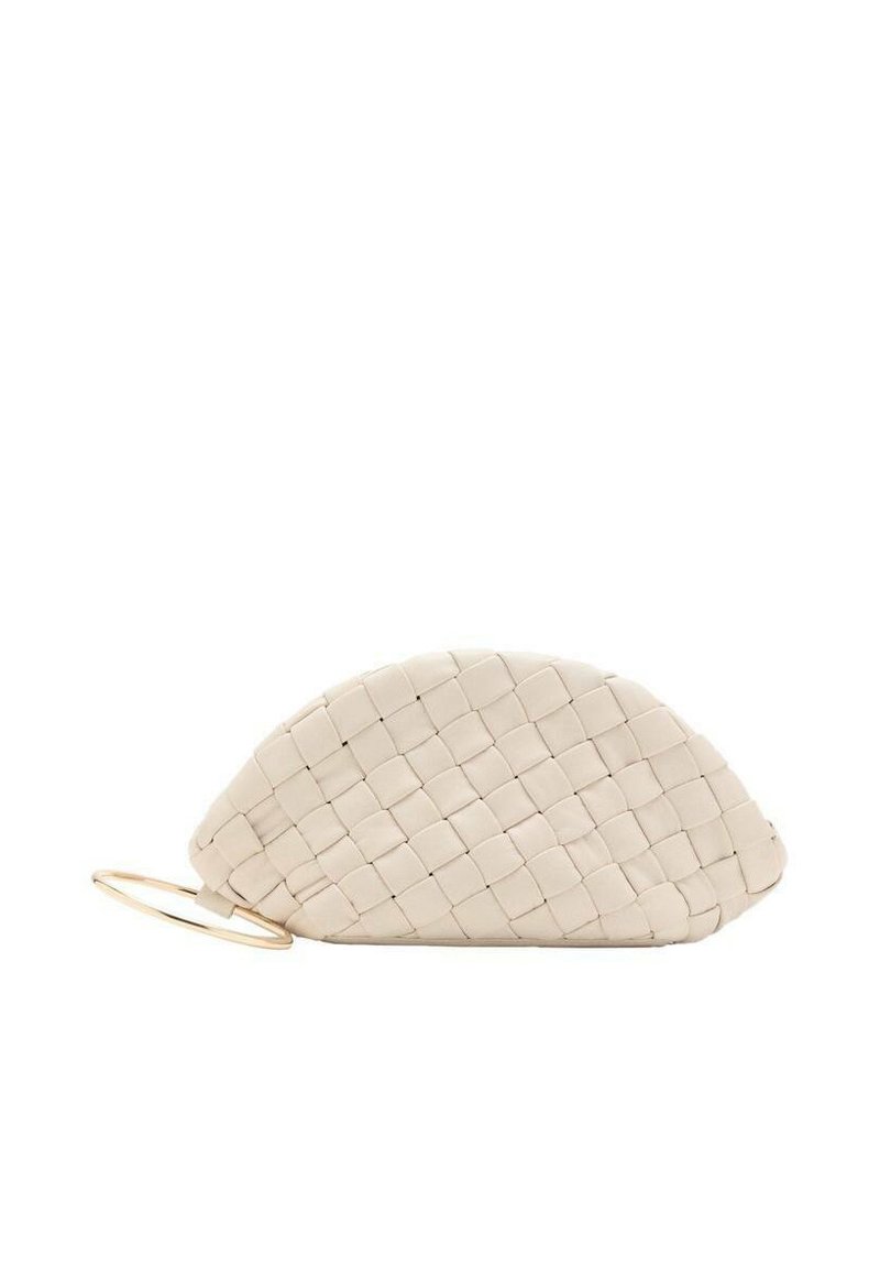 Borsa a pochette beige intrecciata con una forma curva e un manico ad anello dorato, poggiata su uno sfondo neutro.