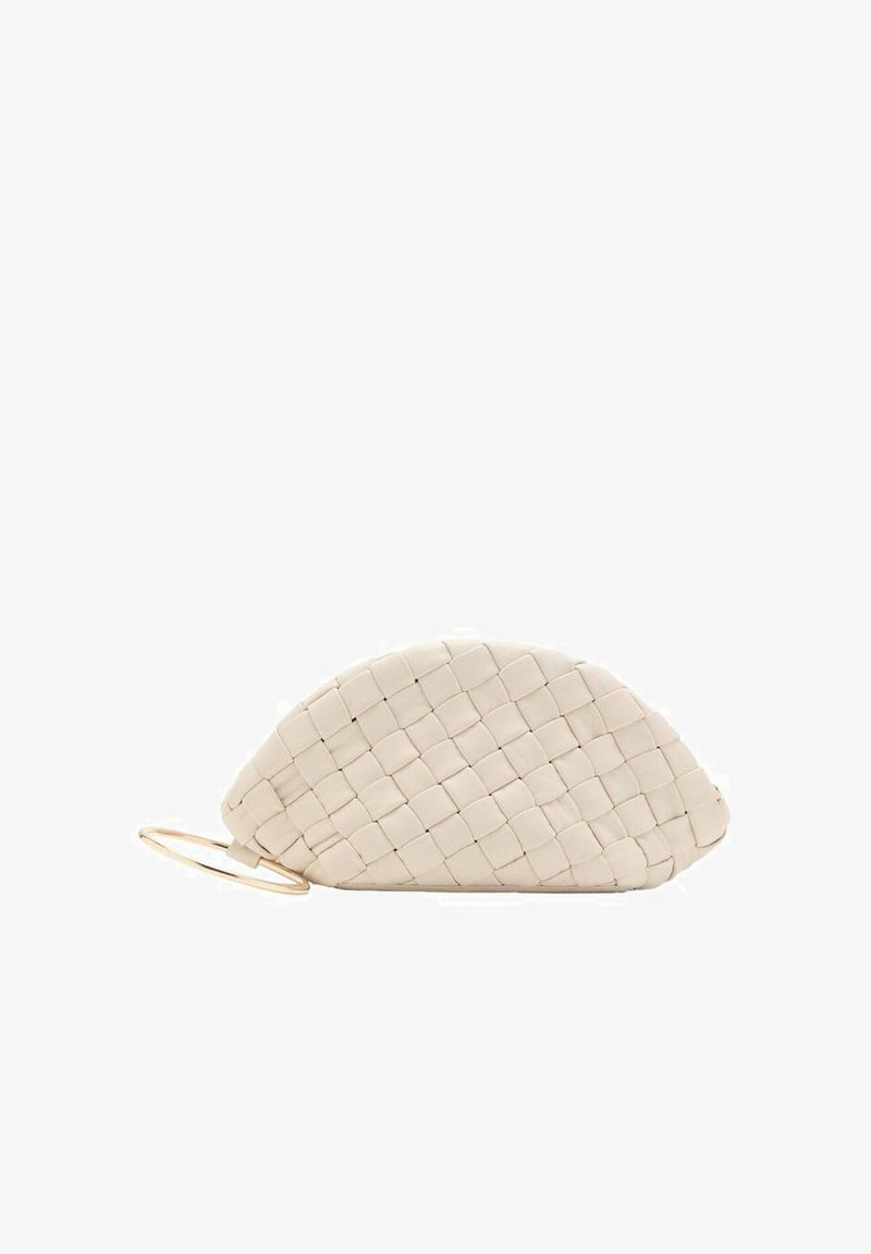 Borsa a pochette beige intrecciata con una forma curva e un manico ad anello dorato, poggiata su uno sfondo neutro.
