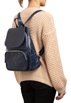 Zaino in pelle blu con molteplici tasche, design strutturato e spallacci regolabili. Superficie texturizzata e dettagli in metallo dorato.