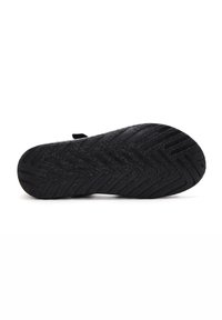 Suola di scarpa nera con un motivo a spina di pesce, realizzata in gomma. Presenta linee di presa testurizzate per una migliore aderenza e un design della punta arrotondato.
