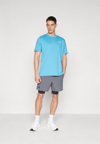 Under Armour LEFT CHEST LOGO - T-shirts med print - ether blue/white