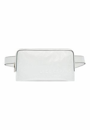 Sac rectangulaire en cuir blanc avec une texture lisse, fermeture éclair sur le dessus et un logo en relief à l'avant. Équipé d'une bandoulière amovible.