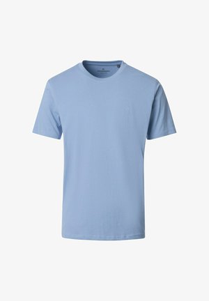 Hellblaues Herren-T-Shirt mit kurzen Ärmeln und Rundhalsausschnitt, dezentes Logo auf der Brust und Casamoda Markenetikett im Krageninnenseite.