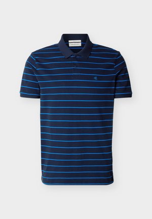 Tricou polo albastru marin cu dungi subțiri orizontale bleu deschis, mâneci scurte, decolteu cu două nasturi și logo mic "CK" pe pieptul stâng.