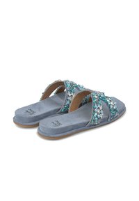 Blauwe su�ède slidesandalen met twee brede banden versierd met diverse turquoise en heldere rhinestones. Platte zool en open teen ontwerp.