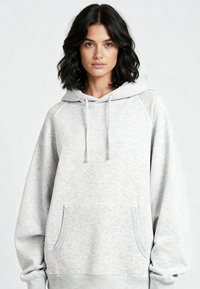 Lichtgrijze hoodie gemaakt van zacht materiaal, met een kangoeroezak, capuchon met trekkoord en raglanmouwen voor een ontspannen pasvorm.