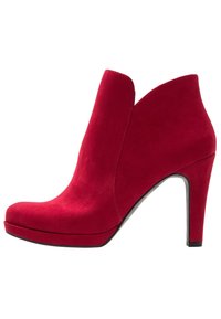 Rode suède enkellaarsjes met een scherpe neus en een hoge hak, voorzien van een V-vormige uitsparing aan de zijkanten voor een slanke silhouet.