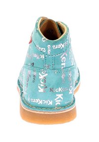 Stivale alto turchese con logo "Kickers" in argento, texture in camoscio, punta tonda e suola in gomma color cacao, con bordo cucito.