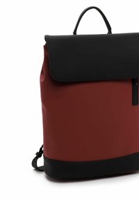 Sac à dos rouge et noir avec une finition lisse, de forme rectangulaire, avec un grand rabat de fermeture et une poignée sur le dessus. Il dispose de bretelles réglables et d'un design élégant.