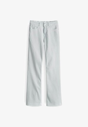 Jeans en denim bleu clair en coton avec une coupe droite, des passants de ceinture, des poches avant et arrière, et une fermeture à bouton.