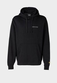 Haut à capuche noir avec poche avant, cordon de serrage, petit logo "LYLE & SCOTT" blanc sur la poitrine et petit emblème d'oiseau jaune sur le poignet gauche.