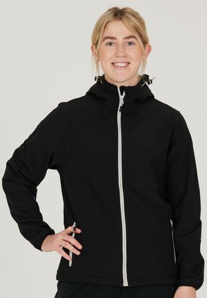 Svart softshell-jacka med dragkedja fram, två sidofickor, justerbar huva med snodd och elastiska ärmslut för en säker passform.