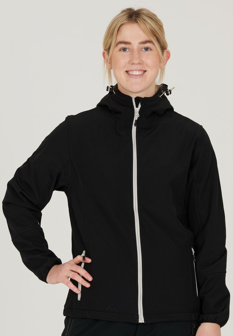 Svart softshell-jacka med dragkedja fram, två sidofickor, justerbar huva med snodd och elastiska ärmslut för en säker passform.