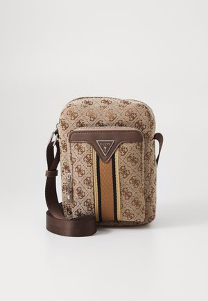 Bolso marrón con estampado y una tela texturizada, que presenta un logo triangular, cierre de cremallera y una correa ajustable. Con rayas verticales como acento.