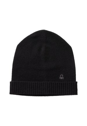 Czarna czapka beanie wykonana z miękkiego materiału dzianinowego, z prążkowanym mankietem i małym detalem logo po boku.