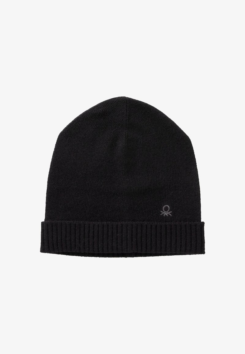 Cappello beanie nera realizzata in morbido tessuto a maglia, con un risvolto a costine e un piccolo dettaglio del logo sul lato.