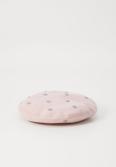 Beret roz din suede, de formă rotundă, cu diamante argintii pe întreaga suprafață. Textură moale, cu un vârf plat și o margine exterioară ușor ridicată.