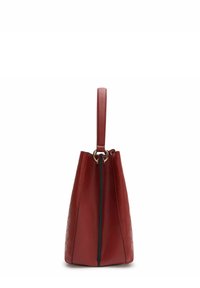 Rote Leder-Eimer-Tasche mit konischer Form, ausgestattet mit einem oberen Griff, goldenen Beschlägen und einem strukturierten Muster auf der Oberfläche.