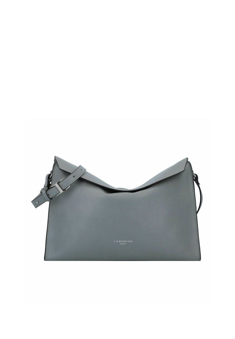 Borsa a tracolla in pelle grigia con design a pieghe, tracolla regolabile e logo in rilievo sulla parte anteriore. Texture liscia con linee pulite.