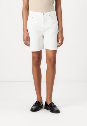 Shorts en denim blanc à coupe droite, avec fermeture à bouton, cinq poches et ourlet propre. Texture lisse et tissu léger.