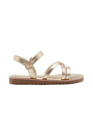 Sandalias de tiras metálicas doradas con suela plana, que cuentan con dos tiras cruzadas y una correa ajustable en el tobillo. Plantilla texturizada para mayor comodidad.