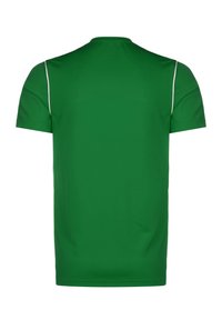 Camiseta verde de manga corta hecha de tela suave. Presenta un cuello redondo y detalles blancos a lo largo de los hombros. Diseño simple, sin detalles adicionales.
