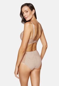 Beżowy komplet biustonosza i majtek o wysokim stanem z misternymi koronkowymi detalami, gładką fakturą, regulowanymi ramiączkami i wygodnym dopasowaniem.