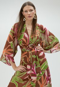 Robe kimono marron à manches longues et ceinture à nouer, ornée de motifs de feuilles vertes et roses sur un tissu transparent.