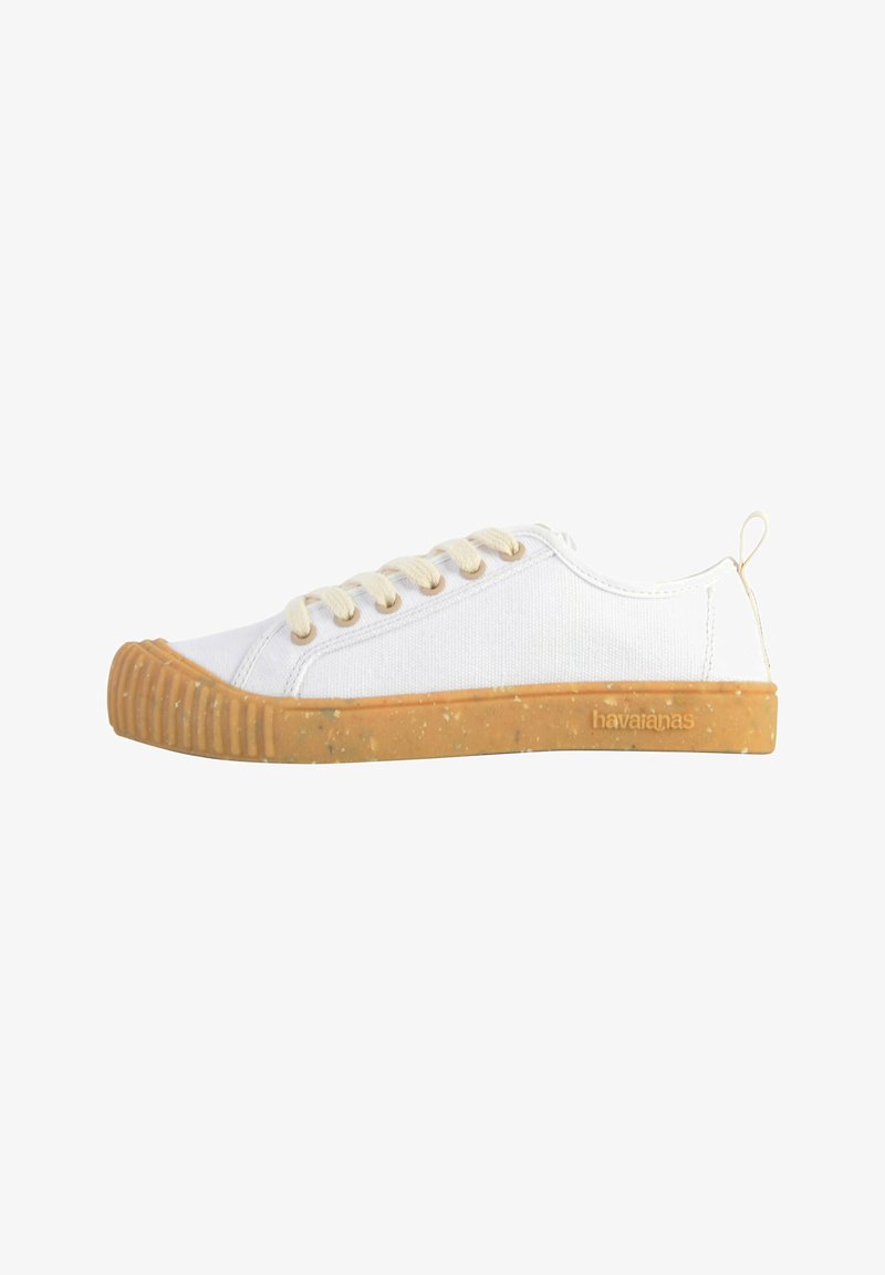 Witte canvas sneakers met beige veters, rubberized tan zool met een gestructureerde onderkant en een logo dat aan de zijkant is geperst.