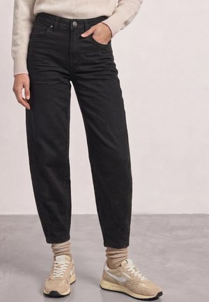 Street One, HIGH WAIST, LOOSE-FIT BARREL-LEG JEANS - Jeans fuselé - soft black wash