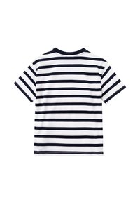 Camiseta de manga corta a rayas en azul marino y blanco. Tejido suave con corte regular y cuello redondo. Rayas horizontales de diferentes anchos.