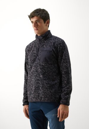 Fleece pullover in donkergrijs met een subtiel patroon, voorzien van een hoge kraag, knoopsluiting en een borstzak met een donker stoffen accent.