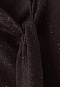 Țesătură neagră din tricot, cu un cordon la talie, având un model dispersat de mici paiete argintii pentru un plus de detaliu și textură.