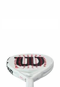 Vit paddelracket med röda perforeringar och en svart logotyp, med ett strukturerat grepp och en rundad huvudform designad för prestanda.