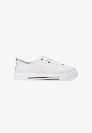 Weißer Sneaker aus synthetischem Material mit glatter Textur, ausgestattet mit Belüftungsperforationen und einer gestreiften Sohle in Schwarz und Rot.