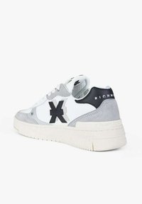 Sneaker bianco con accenti in suede grigio, linguetta nera sul tallone con l'etichetta "RICHMO" e logo "X" nero sul lato, vista dal retro.