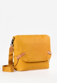 Borsa messenger gialla in pelle con pattina pieghevole, tracolla regolabile e dettagli in pelle marrone. Texture liscia e design minimalista.
