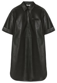 Czarna skórzana sukienka koszulowa z kołnierzykiem, krótkimi odwróconymi rękawami, pół guzikiem oraz kieszenią na piersi. Gładka tekstura z eleganckim wykończeniem.