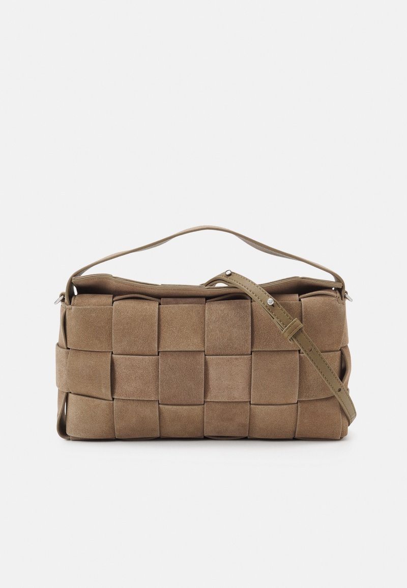 Sac à main rectangulaire en suède marron avec motif tissé, poignée courte et bandoulière réglable sur fond blanc uni.