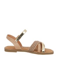 Sandalo con cinturini sintetici beige, dettagli metallici dorati, una fascia decorativa intrecciata e una suola piatta con leggera imbottitura.