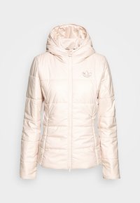 Světle růžová péřovka s kapucí, prošívaný design, přední zip a malý logotyp na hrudi. Hladká, lesklá textura.