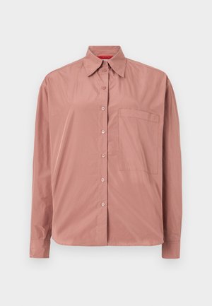 Chemise à manches longues boutonnée en rose poussiéreux, en tissu lisse. Présente une poche poitrine et un col structuré. Boutons assortis en couleur.