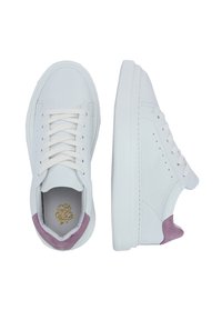 Weiße Ledersneakers mit strukturierter Oberfläche, die einen lila Wildlederakzent an der Ferse, flache weiße Schnürsenkel und eine dicke weiße Sohle aufweisen.