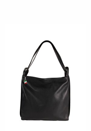 Sac à main en cuir noir avec une sangle unique et un petit charm drapeau italien attaché près du coin supérieur gauche.