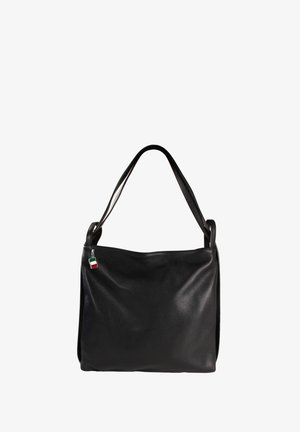 Zwarte leren handtas met een enkele riem en een kleine Italiaanse vlaghanger bevestigd nabij de linkerbovenhoek.