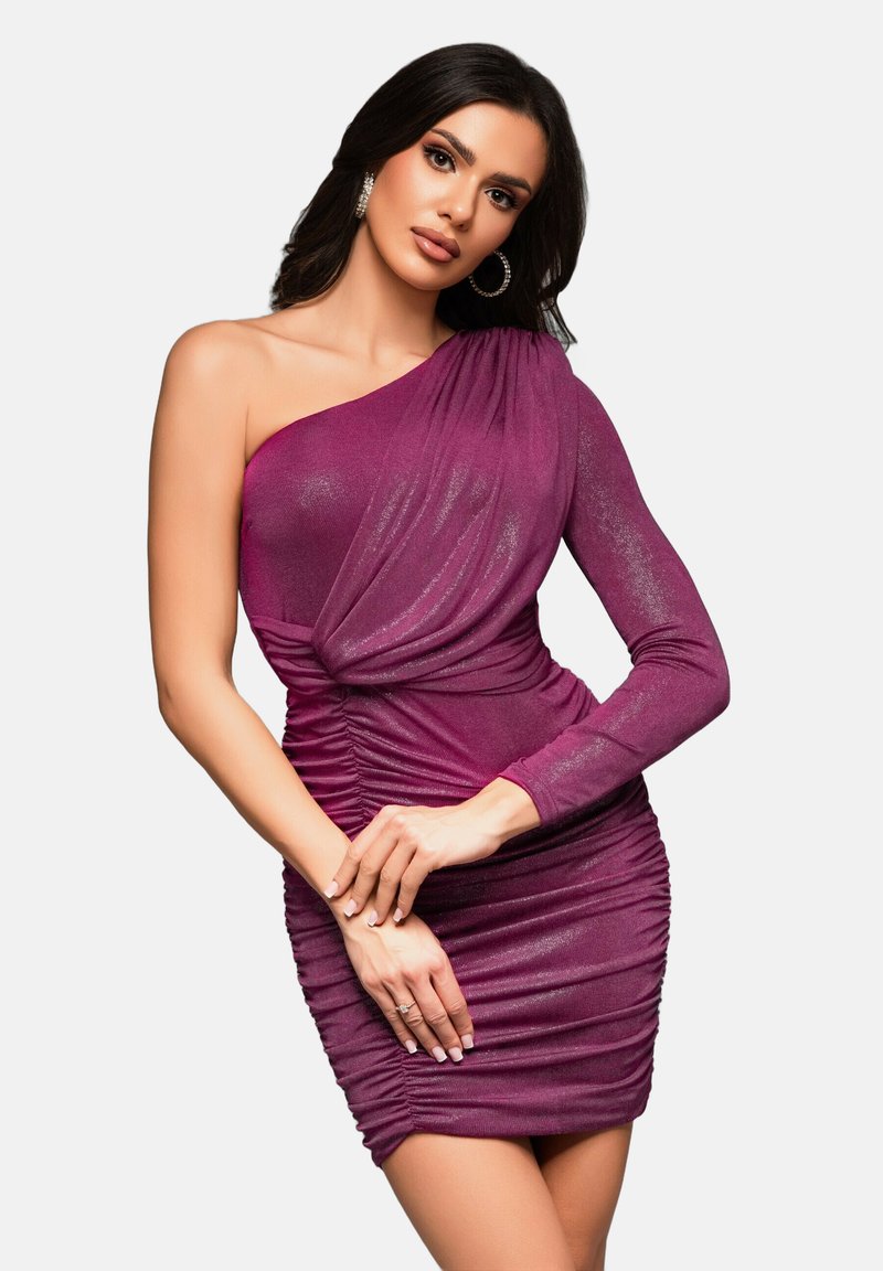 Robe violette à une épaule en tissu extensible, avec des accents drapés, un ruché sur le côté et une silhouette ajustée avec un fini brillant.